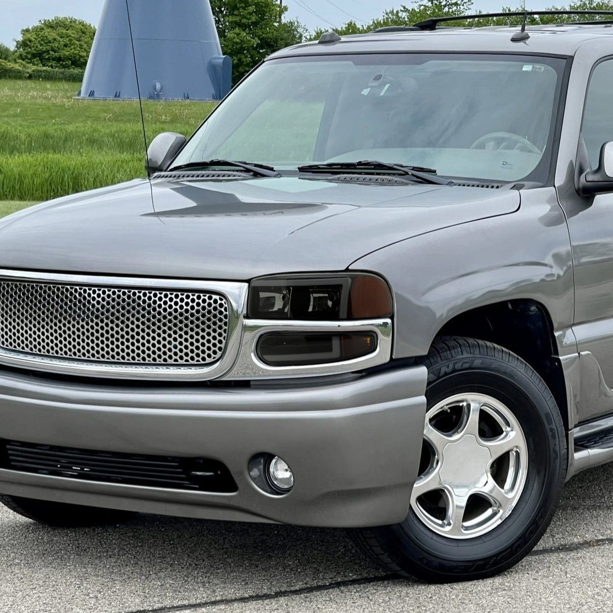 1999-2006 GMC Sierra Denali/2007 Sierra Classic Denali/2000-2006 Yukon/XL Denali Factory Style Headlights with LED Sequential Turn Signal Bumper Lights (Matte Black Housing/Smoked Lens)