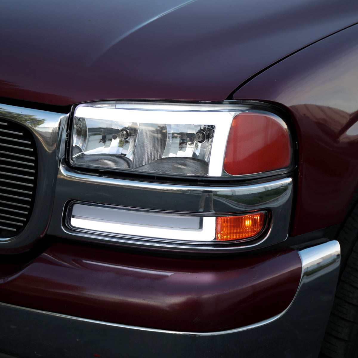 1999-2006 GMC Sierra/2007 Sierra Classic/2000-2006 Yukon/XL Factory Style Headlights and Sequential Turn Signal Bumper Lights (Chrome Housing/Clear Lens)