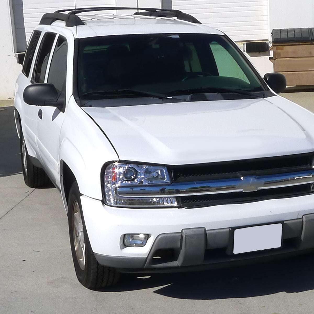 2002-2009 Chevrolet Trailblazer Projector Headlights w/ LED Light Strip (Chrome Housing/Clear Lens)