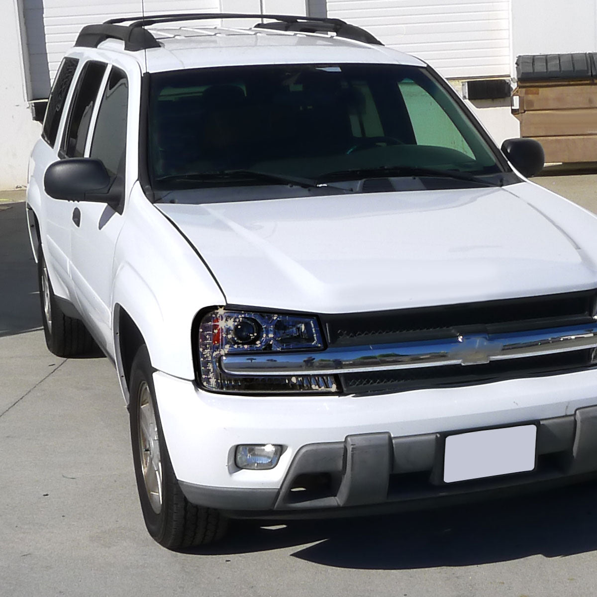 2002-2009 Chevrolet Trailblazer Projector Headlights w/ LED Light Strip (Chrome Housing/Smoked Lens)