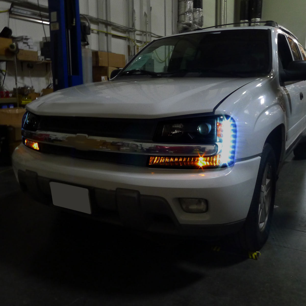 2002-2009 Chevrolet Trailblazer Projector Headlights w/ LED Light Strip (Black Housing/Smoked Lens)