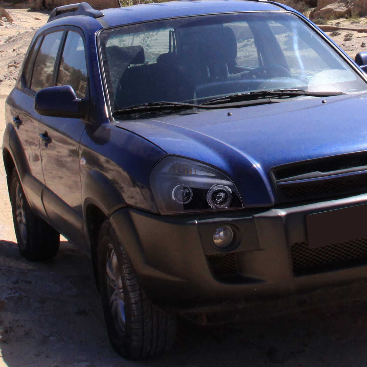 2005-2009 Hyundai Tucson Single Halo Projector Headlights (Matte Black Housing/Clear Lens)