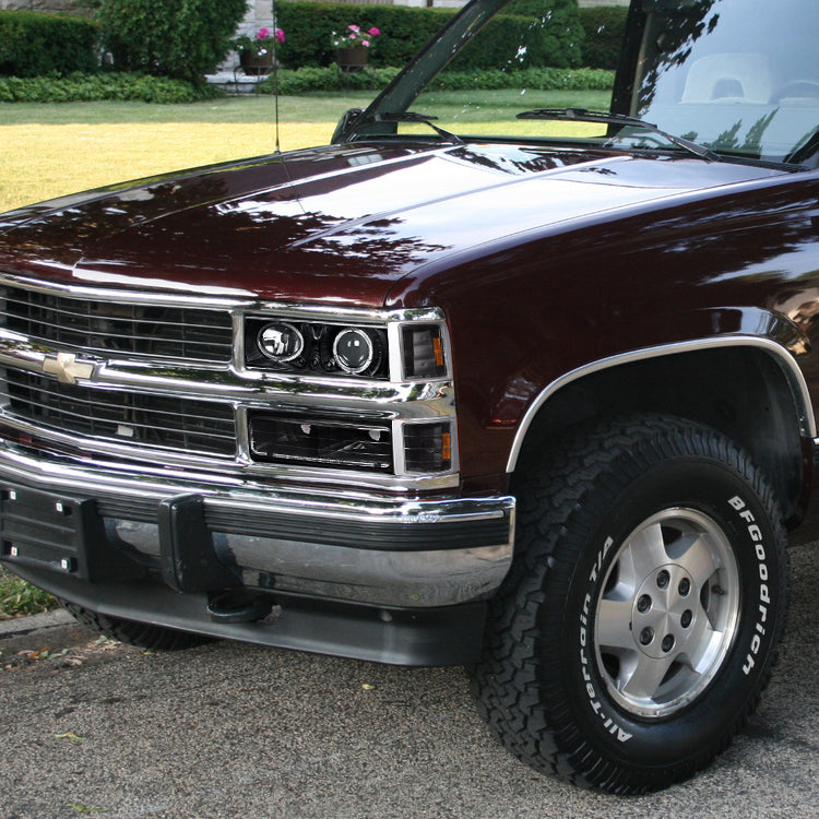 1994-1998 Chevrolet C/K 1500 2500/Tahoe Dual Halo Projector Headlights With Bumper and Corner Signal Lights (Matte Black Housing/Clear Lens)